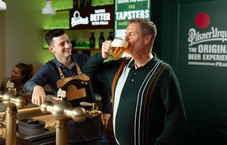 Na Den otců fotbal i pivo. Tatínci dostanou v Pilsner Urquell Experience krýgl zdarma