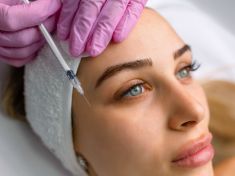 Botox v kadeřnictví? Levnější cesta ke kráse může skončit i oslepnutím