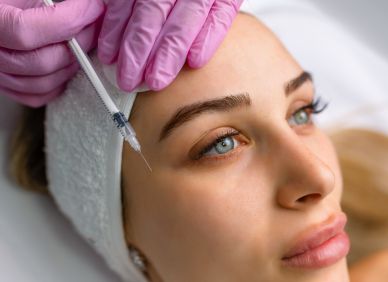 Botox v kadeřnictví? Levnější cesta ke kráse může skončit i oslepnutím