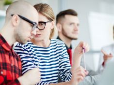 Neschopný šéf a hnusné kafe. Nenávist na pracovišti spojuje víc než láska