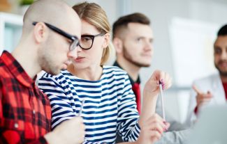 Neschopný šéf a hnusné kafe. Nenávist na pracovišti spojuje víc než láska