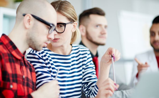 Neschopný šéf a hnusné kafe. Nenávist na pracovišti spojuje víc než láska