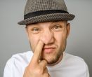 Cesta do mozku vede nosem. Nečekaná souvislost mezi šťouráním v nose a alzheimerem