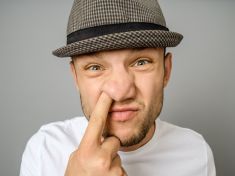 Cesta do mozku vede nosem. Nečekaná souvislost mezi šťouráním v nose a alzheimerem