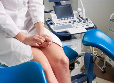 Arogance v gynekologických ordinacích: Svlečte se od pasu dolů a důstojnost nechte v čekárně