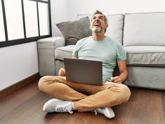 Závislí na vzteku. Co udělaly sociální sítě s mozkem moderního chlapa
