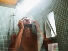 Proč si někteří lidé dávají horkou sprchu i během vlny veder? Psychologové mají několik překvapivých vysvětlení