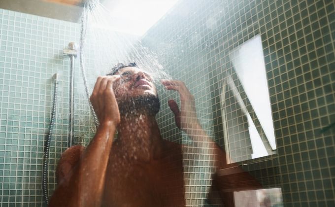 Proč si někteří lidé dávají horkou sprchu i během vlny veder? Psychologové mají několik překvapivých vysvětlení