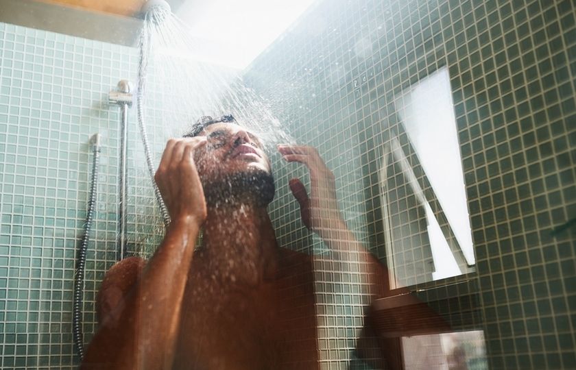 Proč si někteří lidé dávají horkou sprchu i během vlny veder? Psychologové mají několik překvapivých vysvětlení