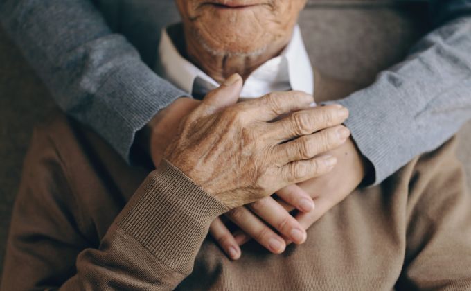 Nestačí mít naspořeno. Ve stáří rozhoduje i to, kdo stojí vedle vás