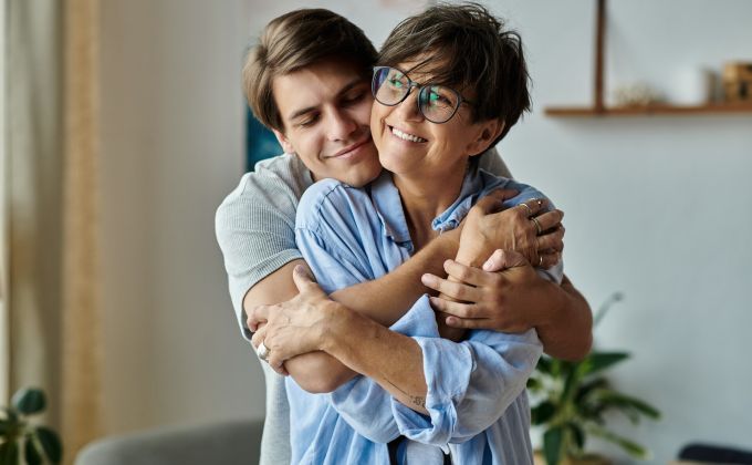 Chcete zestárnout v klidu? Pak nebuďte matkou syna. A už vůbec ne dvou synů