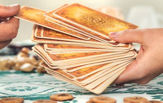 Karty nelžou, protože nic nevědí: Proč lidská mysl vidí v tarotu osud a psychologové pouhé zrcadlo