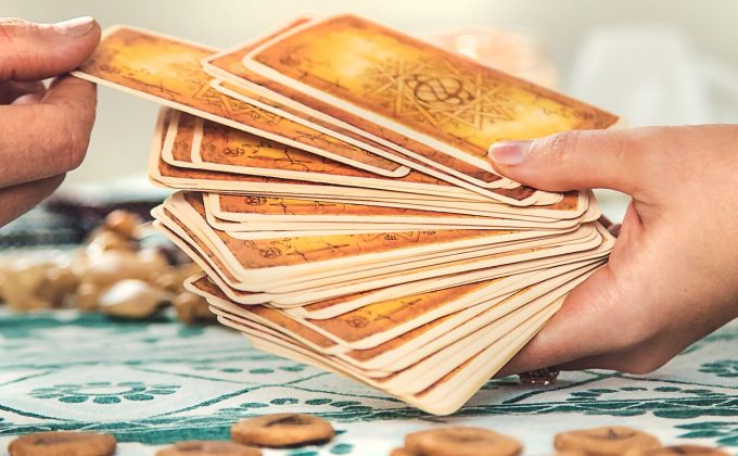 Karty nelžou, protože nic nevědí: Proč lidská mysl vidí v tarotu osud a psychologové pouhé zrcadlo