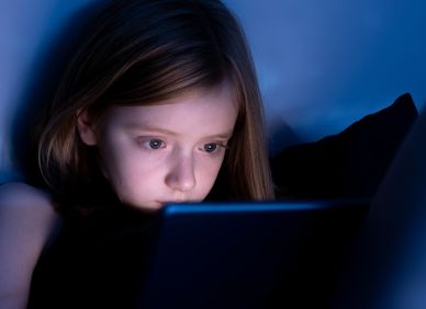 Noční režim vás možná nezachrání. Vědci zjistili, co spánku škodí víc než modré světlo