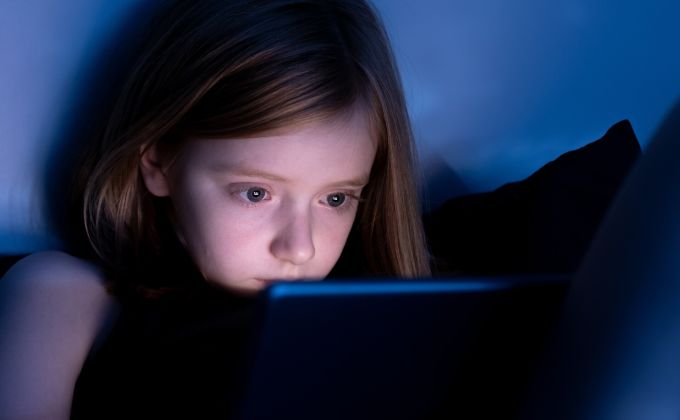 Noční režim vás možná nezachrání. Vědci zjistili, co spánku škodí víc než modré světlo