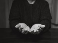Předplatili byste si vlastní smrt? Mýtus o pilulce v šuplíku versus realita, která dává seniorům křídla