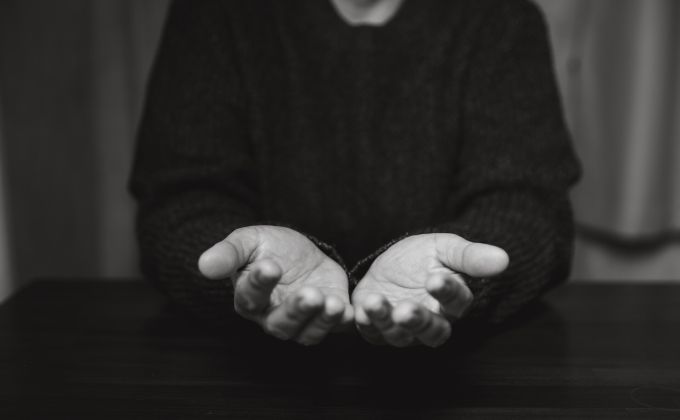 Předplatili byste si vlastní smrt? Mýtus o pilulce v šuplíku versus realita, která dává seniorům křídla