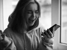 Nová závislost? Lidé místo psychologa zpovídají ChatGPT