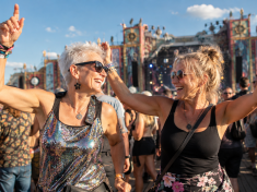 „Babi, jdi domů.“ Ženy po padesátce se vracejí na rave
