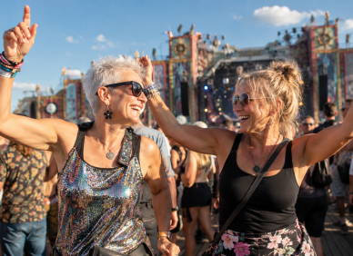 „Babi, jdi domů.“ Ženy po padesátce se vracejí na rave