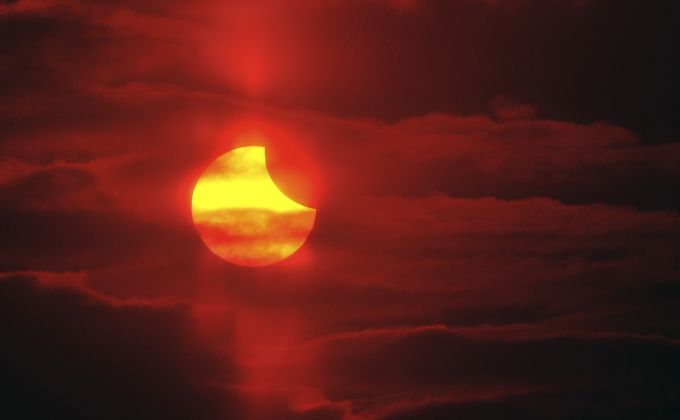 Nesehnali jste brýle na pozorování zatmění? Stačí obyčejný cedník
