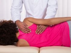 Tinnitus může mít mnoho příčin. Kdy dává smysl zkusit chiropraxi?