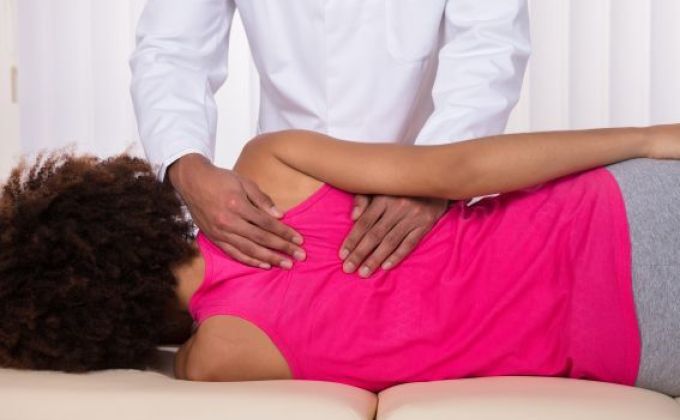 Tinnitus může mít mnoho příčin. Kdy dává smysl zkusit chiropraxi?