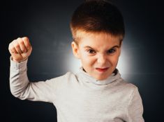 Dítě vás bije a řve v obchodě? Respektující výchovu jsme úplně nepochopili