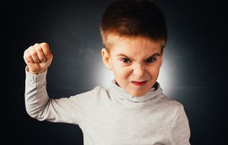 Dítě vás bije a řve v obchodě? Respektující výchovu jsme úplně nepochopili