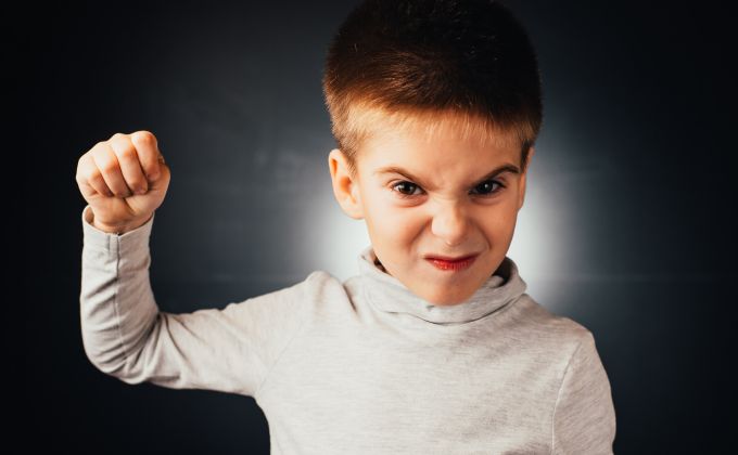 Dítě vás bije a řve v obchodě? Respektující výchovu jsme úplně nepochopili