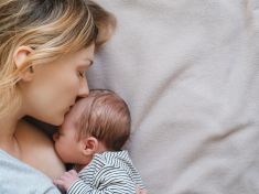 „Kdy už budu zase jako dřív?“ Co se po porodu vrátí do normálu a s čím raději vyhledat pomoc
