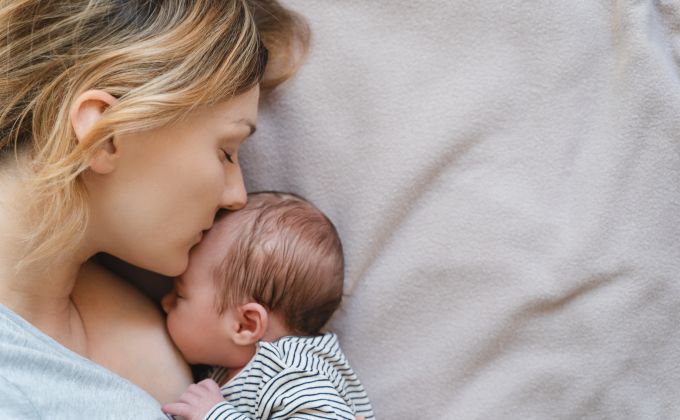 „Kdy už budu zase jako dřív?“ Co se po porodu vrátí do normálu a s čím raději vyhledat pomoc