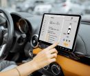 Auto vás donutí koukat na displej. Pak vás napomene, že se nedíváte na silnici