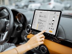 Auto vás donutí koukat na displej. Pak vás napomene, že se nedíváte na silnici