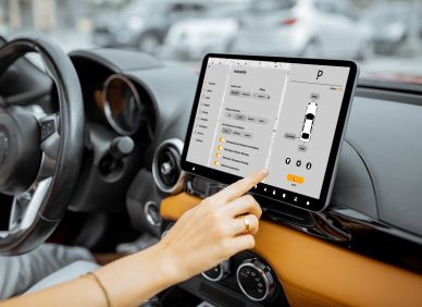Auto vás donutí koukat na displej. Pak vás napomene, že se nedíváte na silnici