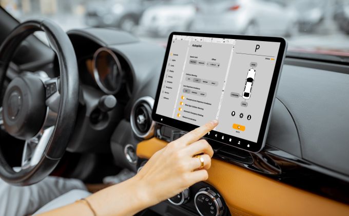 Auto vás donutí koukat na displej. Pak vás napomene, že se nedíváte na silnici