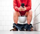 Berete si telefon na záchod? Tenhle nevinný zvyk může mít nepříjemné následky