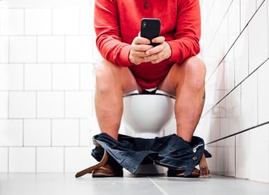 Berete si telefon na záchod? Tenhle nevinný zvyk může mít nepříjemné následky