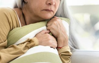 Máma má demenci a odmítá pomoc. Přesvědčování často nefunguje, zkuste jiný přístup