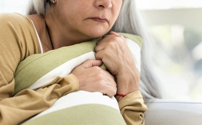 Máma má demenci a odmítá pomoc. Přesvědčování často nefunguje, zkuste jiný přístup