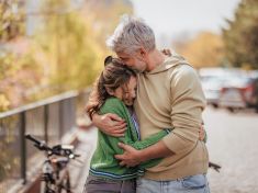 Táta ovlivňuje budoucnost svých dcer. Ať už v rodině je, nebo není