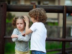 Doma jako na frontě: Stres z hádek zatěžuje dětský mozek podobně jako trauma z války