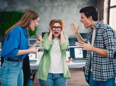 Nech mě domluvit! Proč vám lidé skáčou do řeči a co to o nich říká