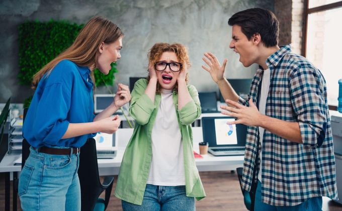 Nech mě domluvit! Proč vám lidé skáčou do řeči a co to o nich říká