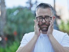 Ona mě bila pravidelně, já jí dal facku jednou. A tyran jsem prý já