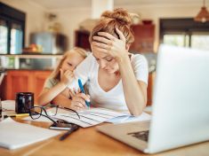 „Žiju s dcerou z příspěvků, on možná sedí na milionech.“ Po rozvodu chce Helena spravedlivý podíl