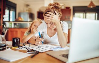 „Žiju s dcerou z příspěvků, on možná sedí na milionech.“ Po rozvodu chce Helena spravedlivý podíl