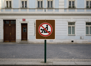 „Hlavně žádné návštěvy přes noc!“ Když vám majitel bytu začne řídit i milostný život