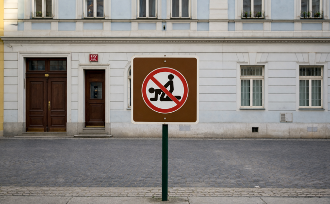 „Hlavně žádné návštěvy přes noc!“ Když vám majitel bytu začne řídit i milostný život