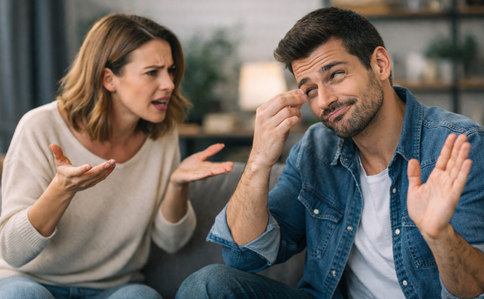 „Promiň, lásko. Nevím sice za co, ale ty určitě ano“. Muži se omlouvají rychleji, ženy častěji